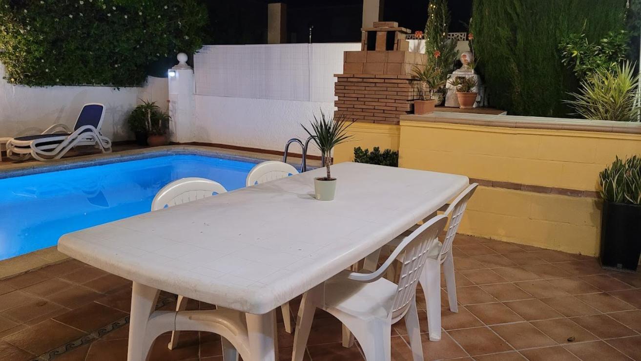 Gran Adosado Con Piscina Privada En Zona Muy Tranquila Gandia
